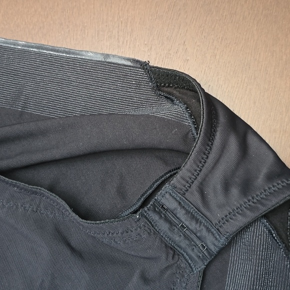 MIRACLESUIT 40D Elegant Black Bodysuit Shapewear - Picture 4 of 5